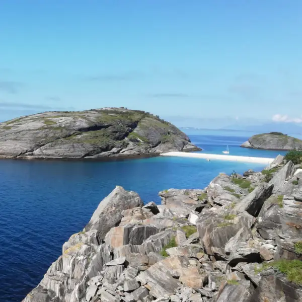 Spektakuläre Aussicht von den hohen Klippen hinab auf die Landzunge Hovdsundet