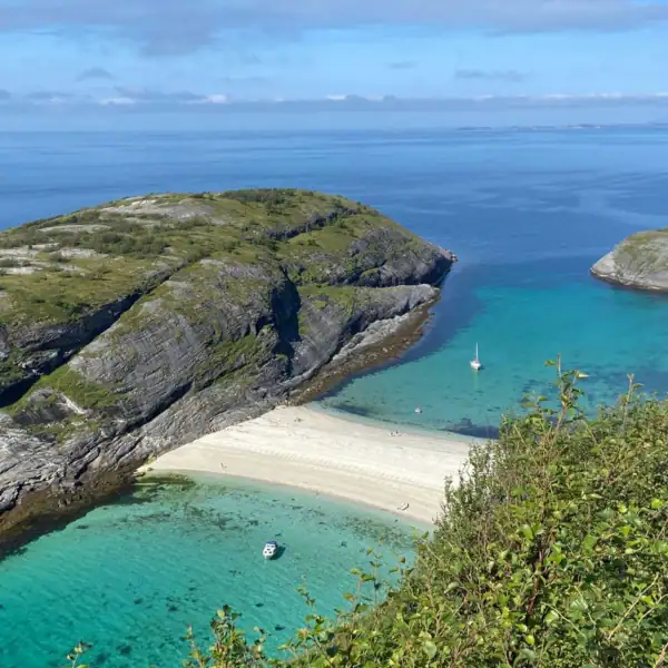 Blick auf das Ziel der Wanderung: der berühmte weiße Sandstrand von Hovdsundet