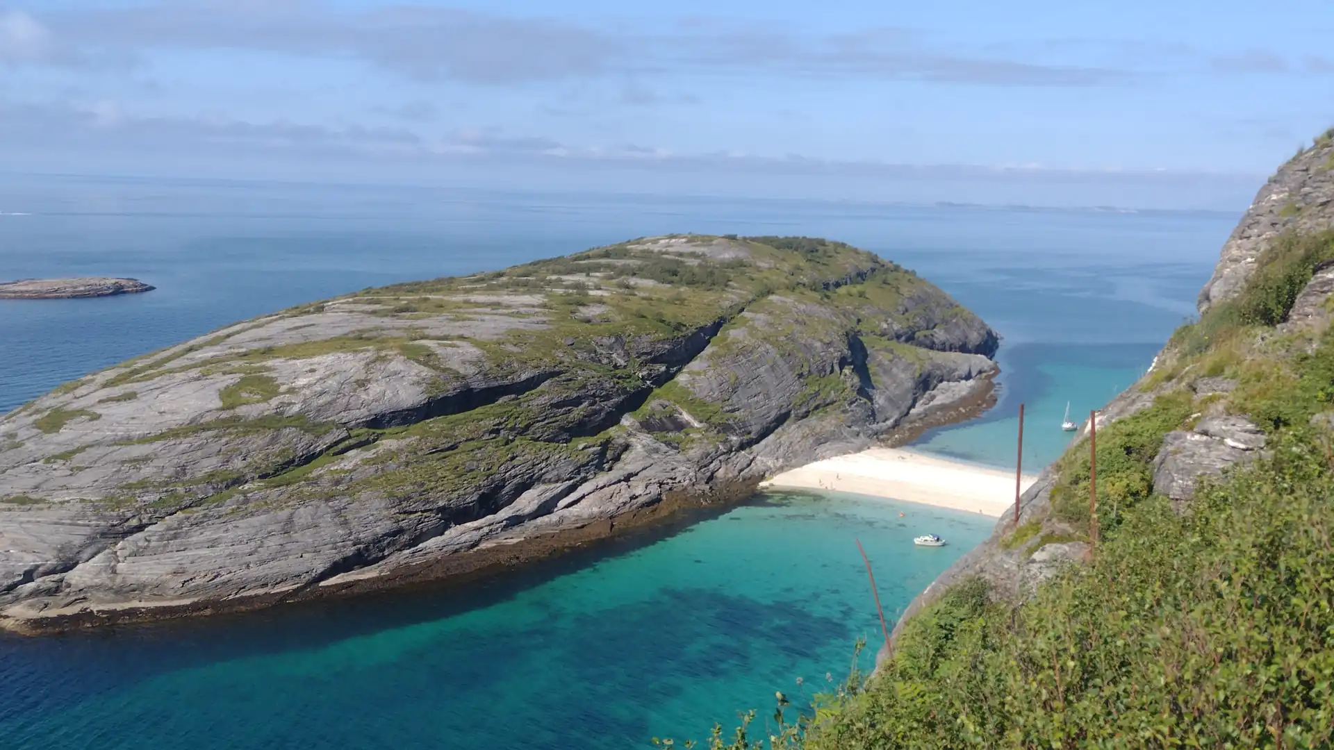 Der versteckte weiße Sandstrand Hovdsundet bei Bodø von oben