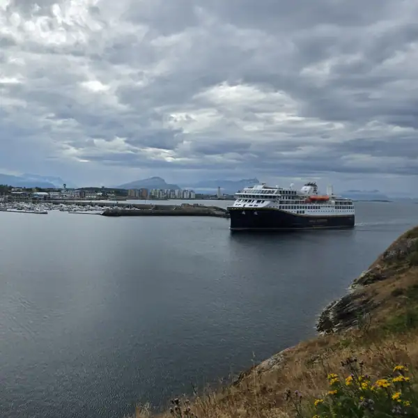 Blick von der Skansen-Festung auf ein Kreuzfahrtschiff im Hafen von Bodø