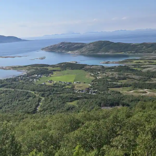 Panorama von Mjelle und der Insel Landegode von oben auf dem Weg zum Hovdsundet