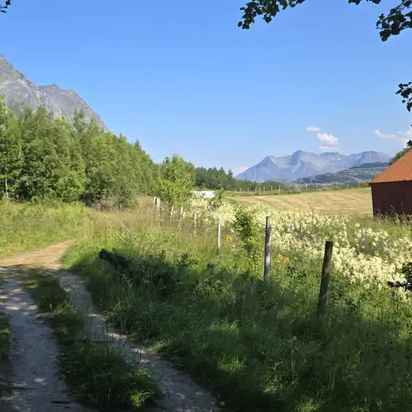 Das letzte Haus nach dem Mjelle Parkplatz am Beginn des Wanderwegs