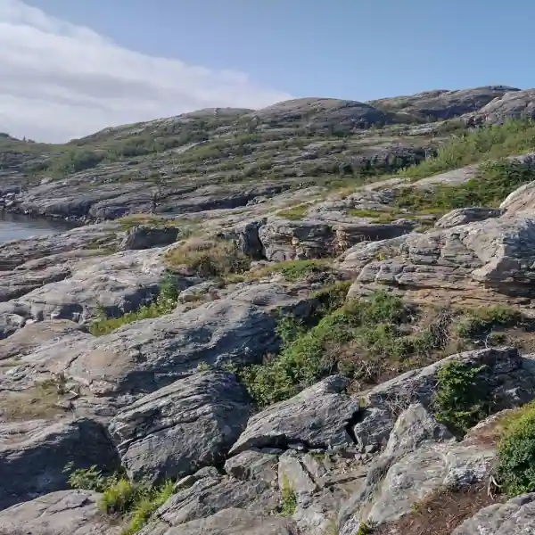 Steinig, raues Terrain auf der Küstenwanderung bei Bodø