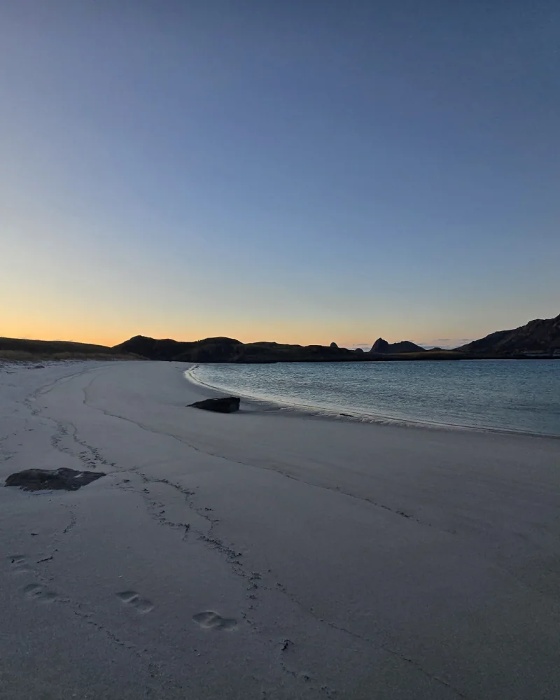 Abgeschiedener Sandstrand der Kariungan-Küste mit Blick nach Westen auf das offene Nordmeer