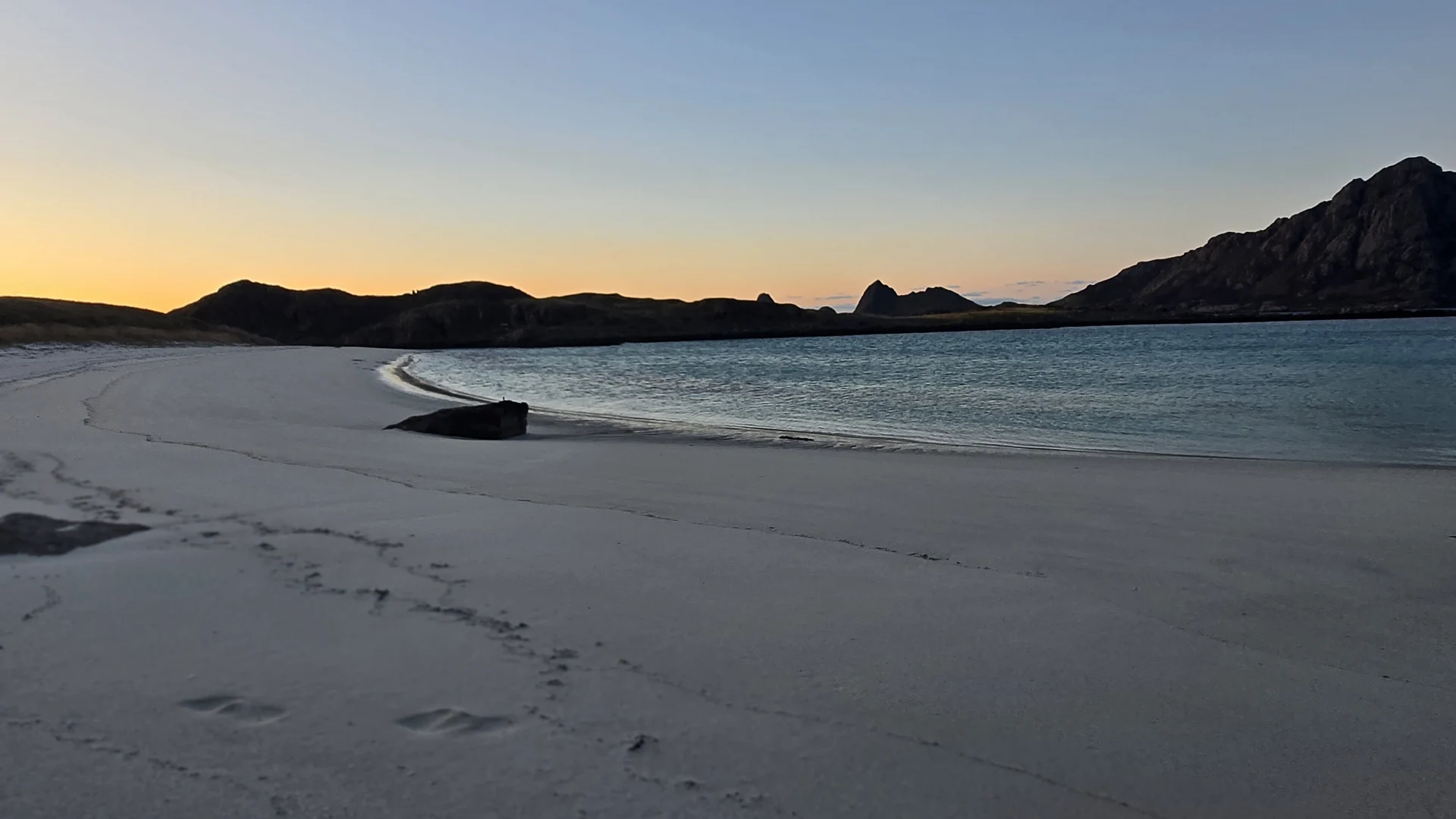 Einsame Sandbucht und raue Felsküste an der Kariungan-Route auf den westlichen Vesterålen