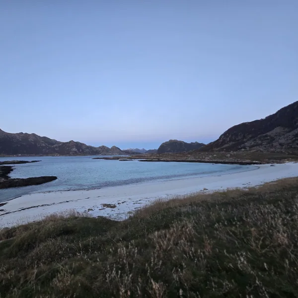 Ansicht der einsamen Sandbucht an der Kariungan-Küste auf den Vesterålen