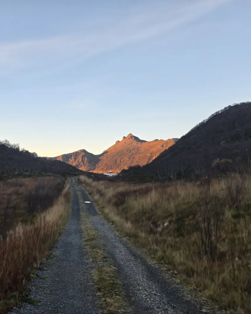 Beginn der Wanderung auf einem breiten Schotterweg mit Blick auf die Berge der westlichen Vesterålen