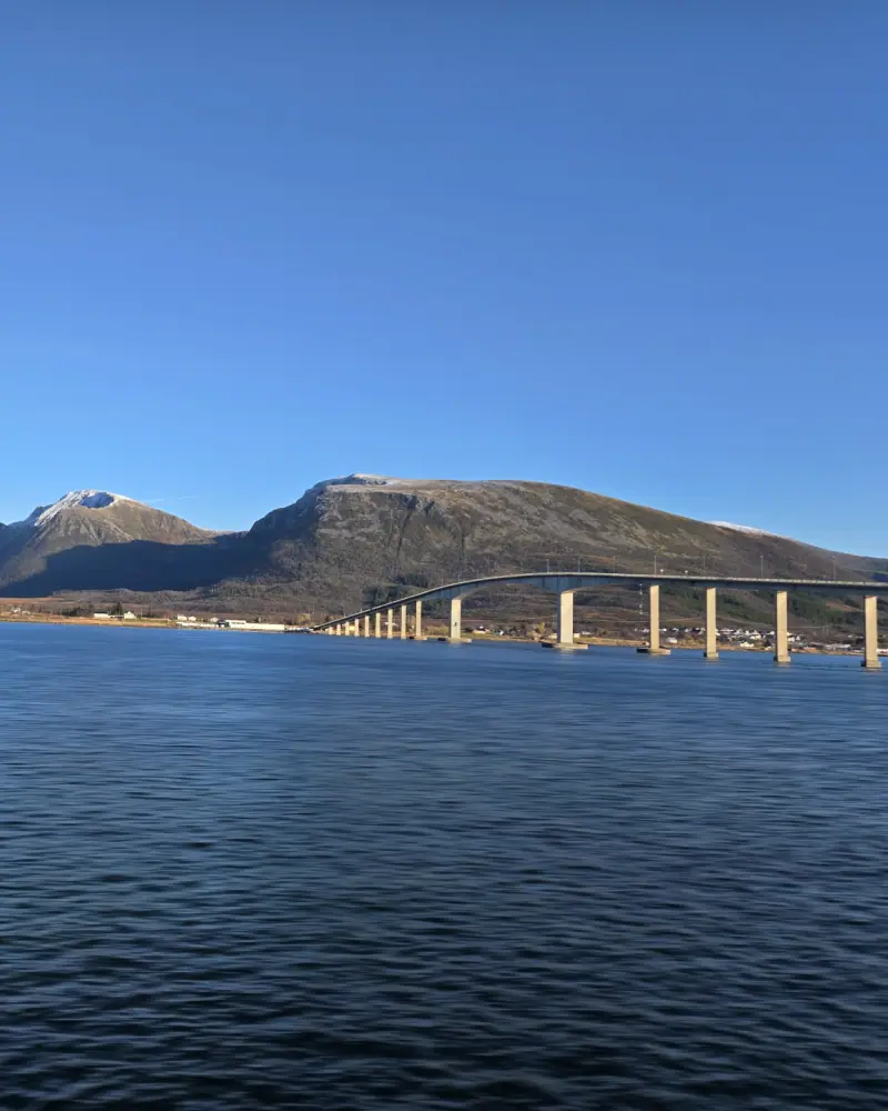 Blick auf die Sortlandbrücke zwischen den Inseln Langøya und Hinnøya bei der Hafenankunft