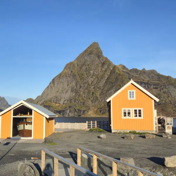 Das berühmte gelbe Fischerhaus und Anita's Sjømat auf Sakrisøy.