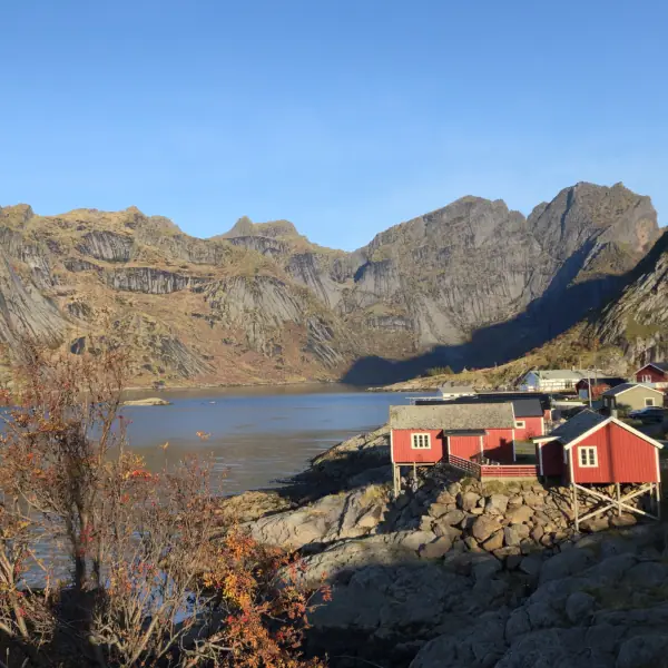 Klassisches Lofoten-Motiv: Rote Rorbuer-Hütten auf Hamnøy vor dem Olstind.
