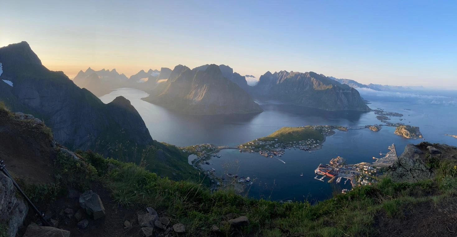 Aussicht vom Reinebringen auf den Reinefjord und Moskenes