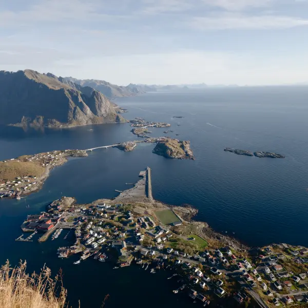 Spektakuläres Fjordpanorama über den Reinefjord und die Inselkette.