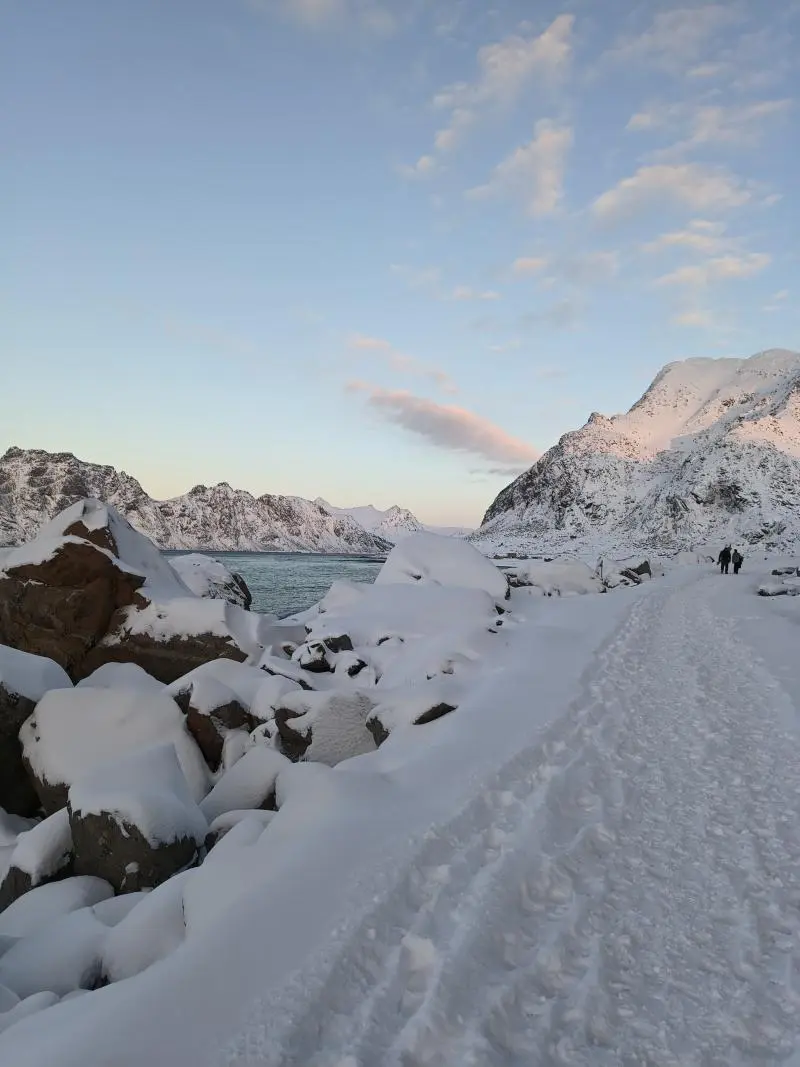 verschneiter Weg wáhrend einer Schneeschuh-Wanderung